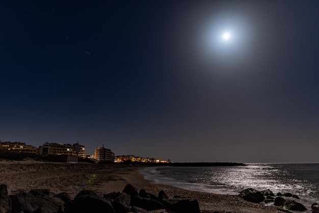 Città di Pomorie con luci e hotel sullo sfondo del cielo notturno e del Mar Nero in Bulgaria