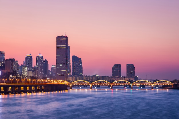 Città di Seoul e grattacielo, Yeouido dopo il tramonto, Corea del Sud.