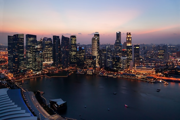 Città di Singapore al tramonto. Skyline di notte. Grattacieli a Marina Bay.