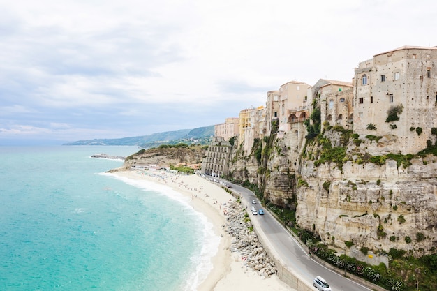 Città di Tropea e costa della spiaggia del Mar Tirreno con acque turchesi