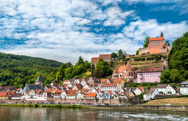 Città e castello di Hirschhorn sul fiume Neckar a Odenwald Assia Germania