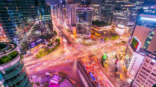 Città e traffico di Seoul all'intersezione del niaht a Gangnam, Corea del Sud.