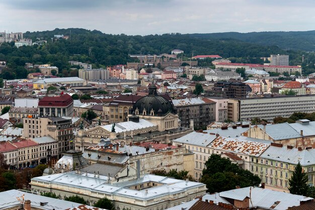 Città europea. Tempo nuvoloso sulla città