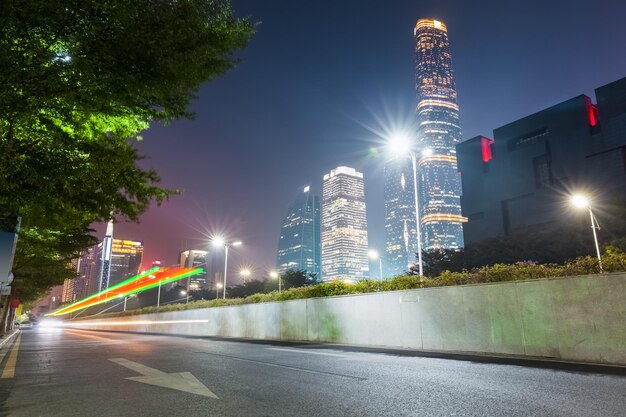 Città futuristica di notte nella strada di guangzhou nel distretto centrale degli affarixA