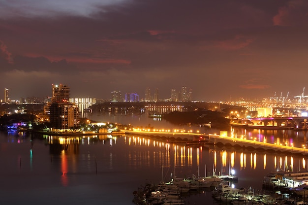 Città illuminata dal fiume contro il cielo al tramonto