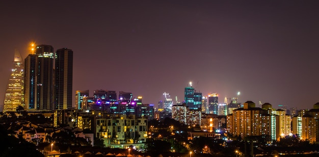 Città illuminata di notte