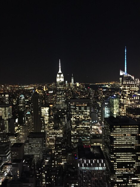 Città illuminata di notte