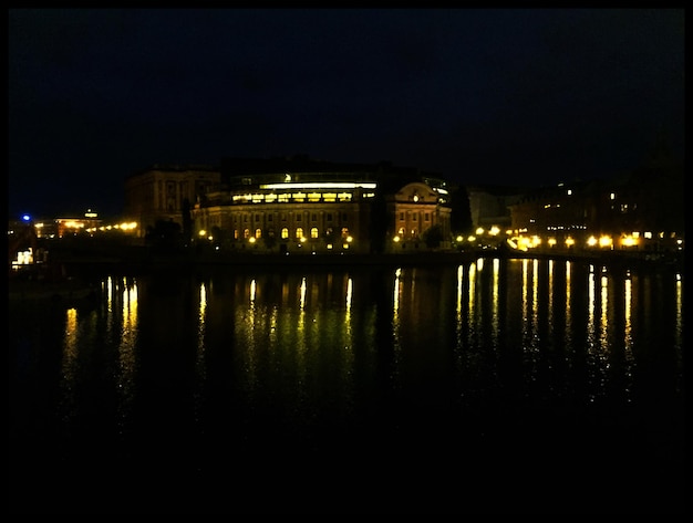 Città illuminata di notte