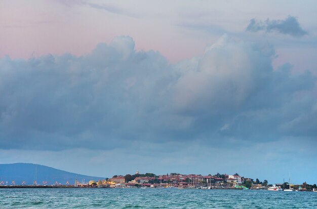 Città in mare e cielo nuvoloso