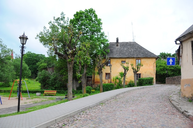 Città Kandava, Lettonia. Via una vista urbana, modo e case, centro storico in Lettonia.