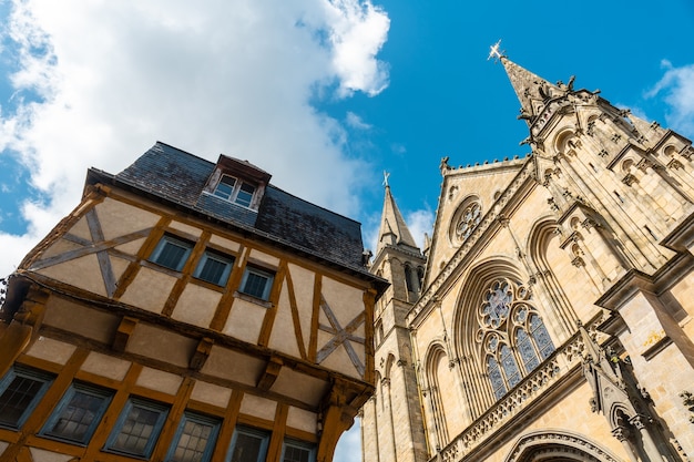 Città medievale costiera di Vannes, case tradizionali accanto alla Basilica Cattedrale di San Pietro, dipartimento di Morbihan, in Bretagna, Francia