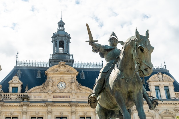 Città medievale costiera di Vannes, scultura accanto al municipio, dipartimento di Morbihan, in Bretagna, Francia