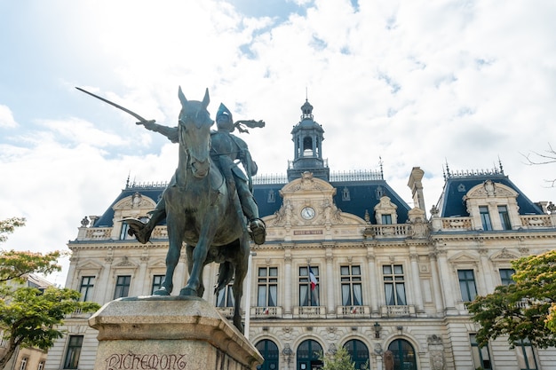 Città medievale costiera di Vannes, scultura accanto al municipio, dipartimento di Morbihan, in Bretagna, Francia