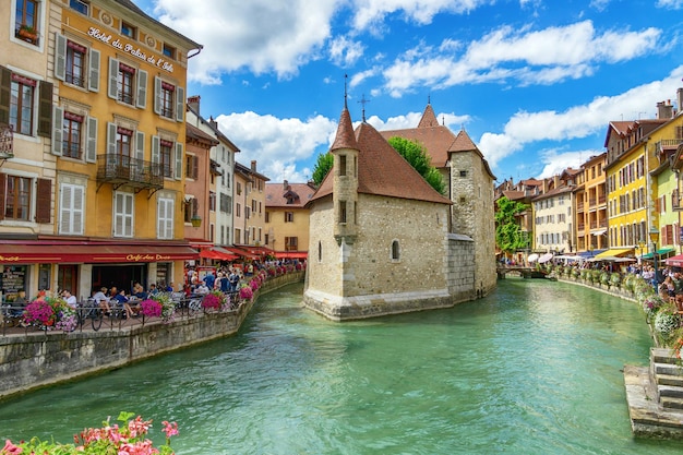 Città medievale di Annecy in una giornata estiva Francia