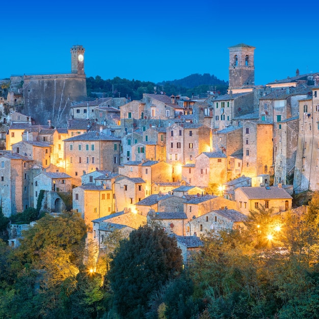 Città medievale Sorano nella notte di sera con edifici di vecchia tradizione e illuminazione Centro storico della provincia di Grosseto Toscana Toscana Italia Europa