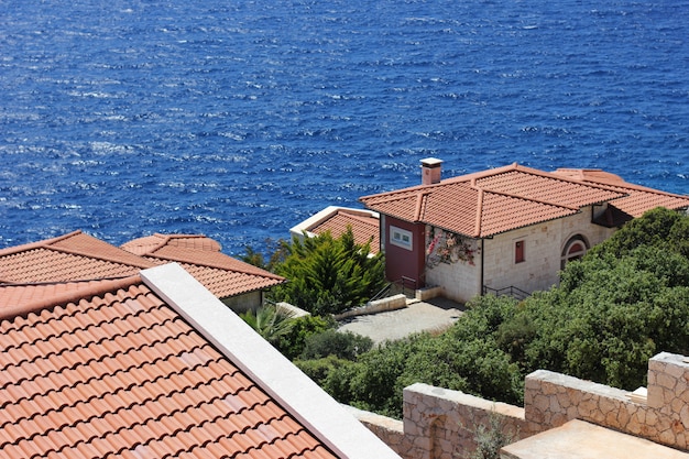 Città mediterranea sulla spiaggia con tetti di tegole rosse a Kas, in Turchia