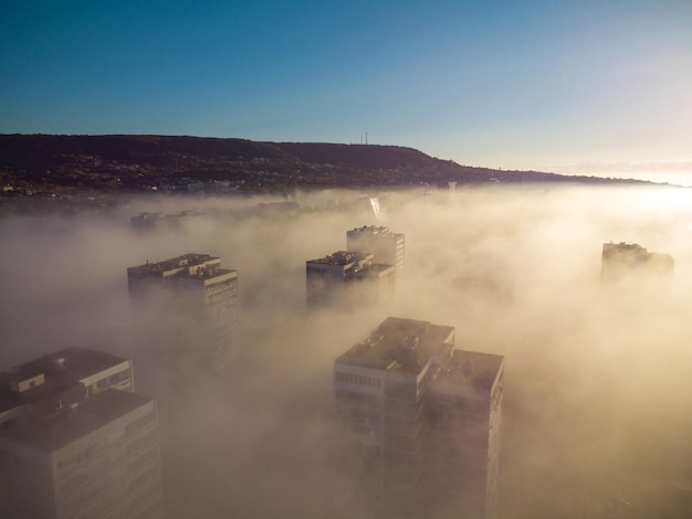 Città nella nebbia nella vista aerea del mattino Varna Bulgaria