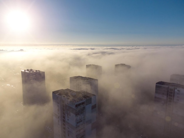 Città nella nebbia nella vista aerea del mattino Varna Bulgaria