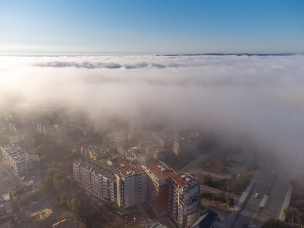 Città nella nebbia nella vista aerea del mattino Varna Bulgaria