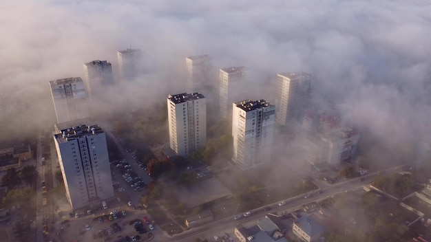 Città nella nebbia nella vista aerea del mattino Varna Bulgaria