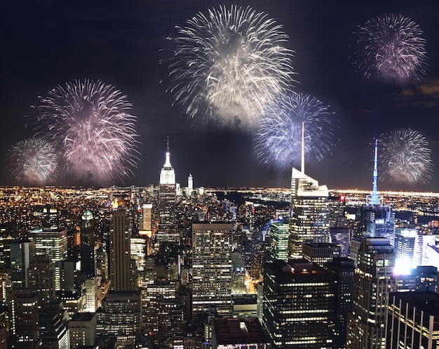 Città notturna con trama di fuochi d'artificio