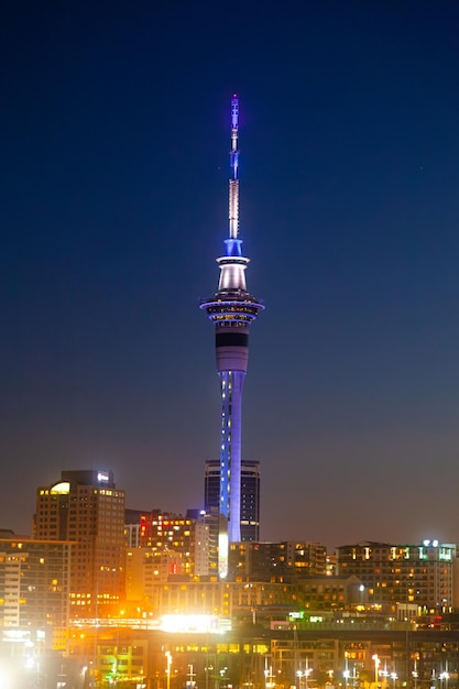 Città notturna di Auckland Nuova Zelanda Grattacieli incandescenti baia e porto di Auckland