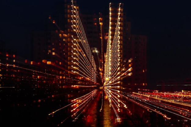 Città notturna in movimento di linee leggere