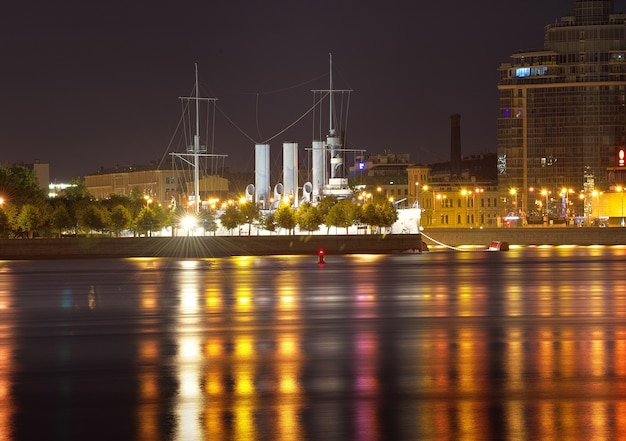 Città notturna Vista dell'incrociatore Aurora sull'argine Petrogradskaya nelle luci notturne