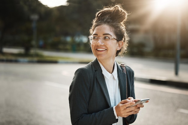 Città pensante e donna con un impiegato di cellulare e viaggio con opportunità di social media ed e-mail Idee o consulente di persona femminile con uno smartphone street e sms con messaggio e decisione