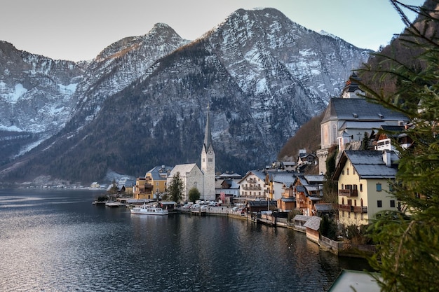 Città per montagna contro il cielo durante l'inverno