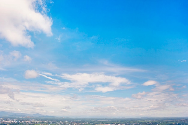 Città sotto il cielo blu.