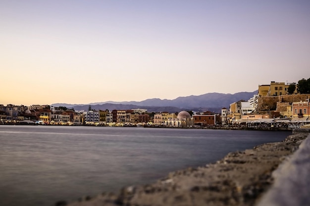 Città su una costa su un tramonto