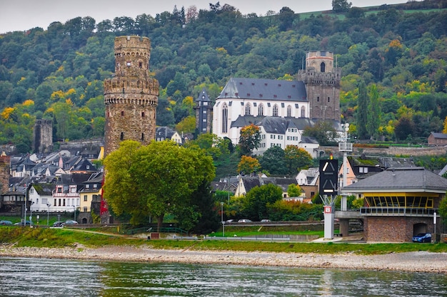 Città sul fiume Reno contro la montagna