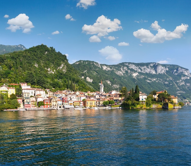 Città sulla costa del Lago di Como Italia Vista estiva dal bordo della nave