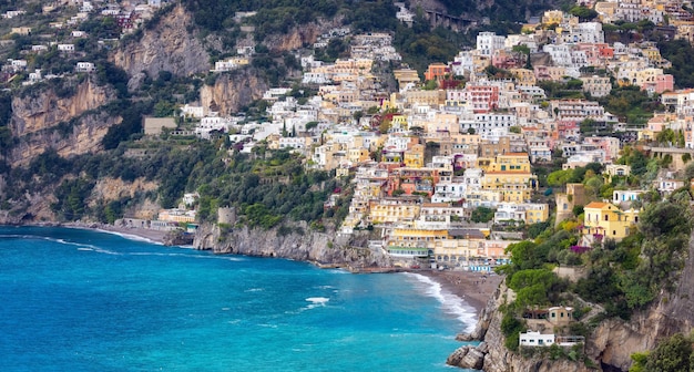 Città turistica Positano su scogliere rocciose e paesaggio montano in riva al mare Costiera Amalfitana Italia