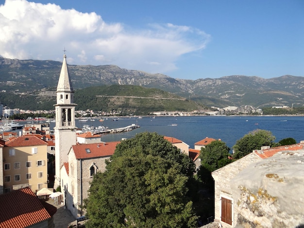 città vecchia Budva in Montenegro con il mare adriatico e le montagne sullo sfondo