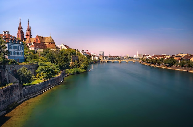 Città vecchia della cattedrale di munster di basilea e del fiume Reno in svizzera