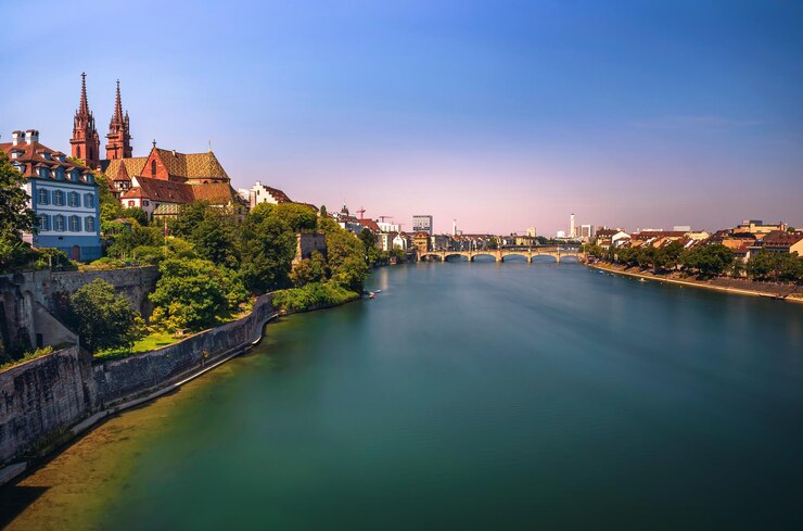 Città vecchia della cattedrale di munster di basilea e del fiume Reno in svizzera