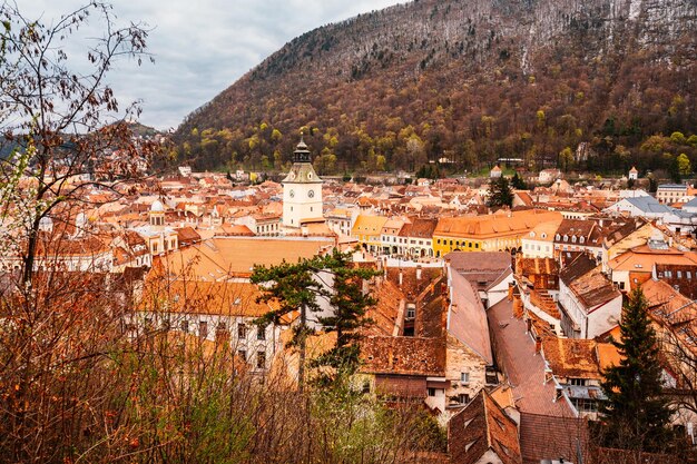 Città vecchia di Brasov e la piazza del municipio in Transilvania Romania Giornata estiva Piazza del Consiglio