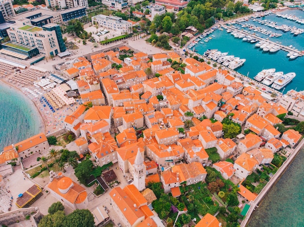 Città vecchia di Budva in Montenegro sulla costa adriatica, vista aerea