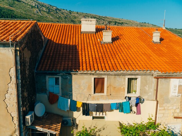 Città vecchia di dubrovnik croazia tetti di tegole della chiesa di case in th