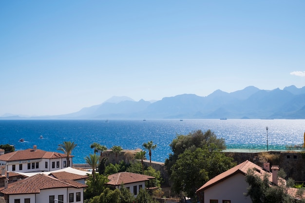 Città vecchia di Kaleici con tetti di tegole rosse sulla costa mediterranea