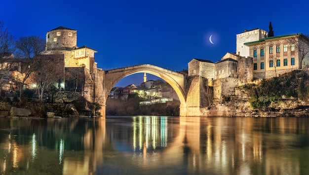 Città vecchia di Mostar panoramica con il famoso ponte in Bosnia-Erzegovina Concetto di viaggio di destinazione