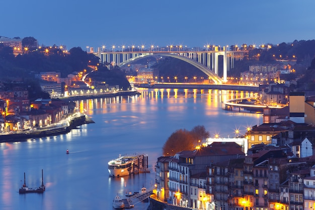 Città vecchia di notte e fiume Douro a Oporto, Portogallo.