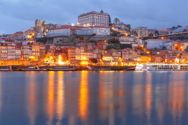 Città vecchia di Oporto di notte, Portogallo.