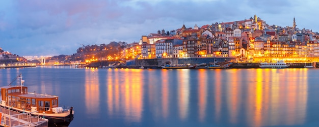 Città vecchia di Oporto durante l'ora blu, Portogallo