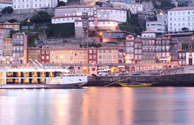 Città vecchia di Oporto e fiume Douro, Portogallo.