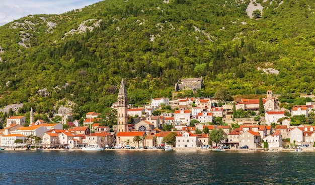 Città vecchia di Perast nella baia di Kotor bellissima vista estiva dal mare Montenegro