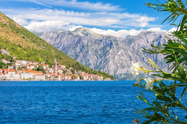 Città vecchia di Perast nella baia di Kotor bellissima vista estiva Montenegro