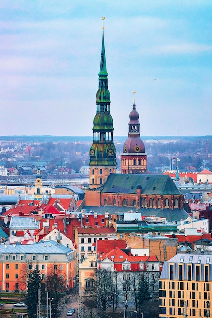 Città Vecchia di Riga con la Cattedrale della Cupola e la Chiesa di San Pietro in inverno